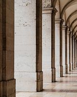 Detail von Säulen und Bögen in Lissabon