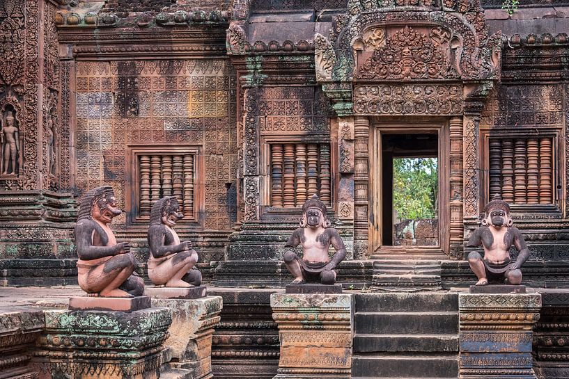 Figures mythologiques dans la cour du temple, Cambodge par Rietje Bulthuis