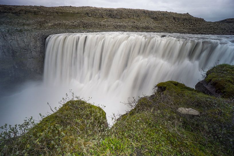 Island - Beeindruckender Detifoss-Wasserfall mit Langzeitbelichtung am grünen Felsen von adventure-photos