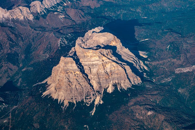 Bergmassiv in Südtirol aus der Luft von Leo Schindzielorz