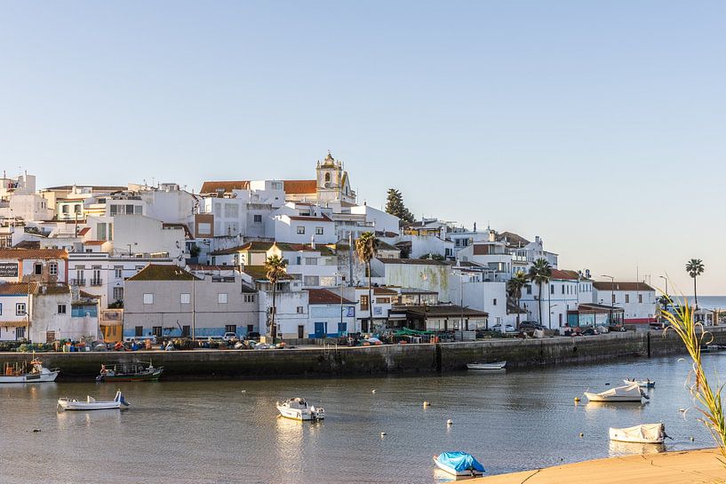 Plage de sable le matin avec vue sur la vieille ville historique de Ferragudo, Portimão, Algarve, Portugal par Fotos by Jan Wehnert