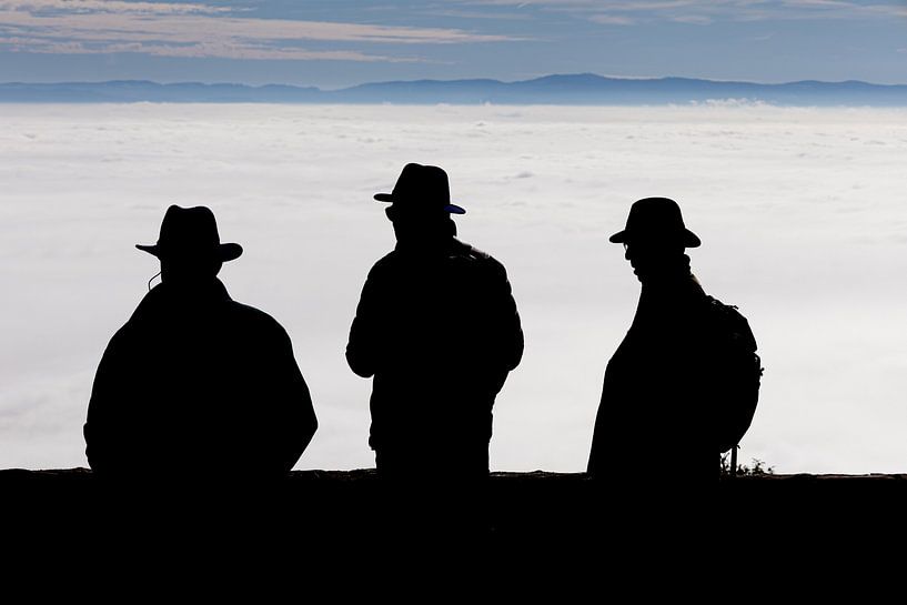Hommes avec des chapeaux. Au-dessus des nuages dans les Vosges en France. par André Blom Fotografie Utrecht