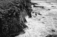 Basalt in der Brandung