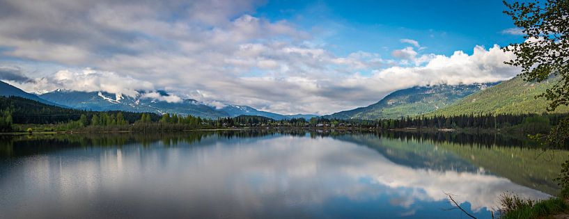 Panorama von einem See im Süden des Britisch-Columbia, Kanada von Rietje Bulthuis