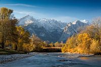 Ambiance automnale sur la Loisach avec la Zugspitze