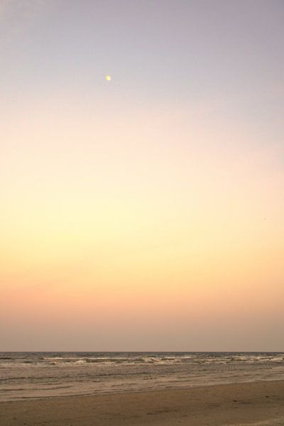 Vue de la plage sur l'île d'Usedom sur la mer Baltique avec la lune dans le ciel par Martin Köbsch