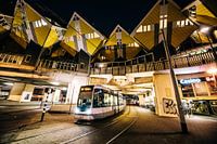 Maisons en cube avec tramway à Rotterdam
