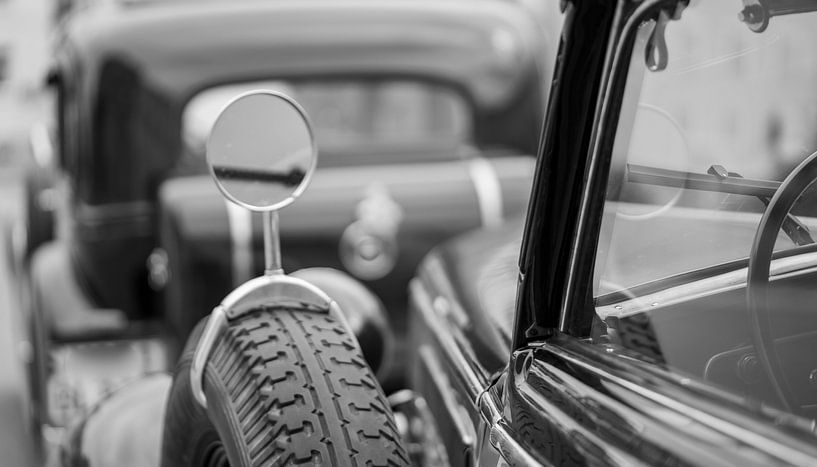 Alter Oldtimer mit Chromspiegel, Schwarz-Weiß-Fotografie von Animaflora PicsStock