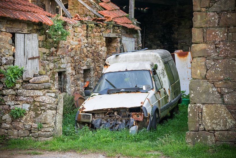 Photo Urbex d'une voiture rouillée, dans une grange abandonnée par Patrick Verhoef