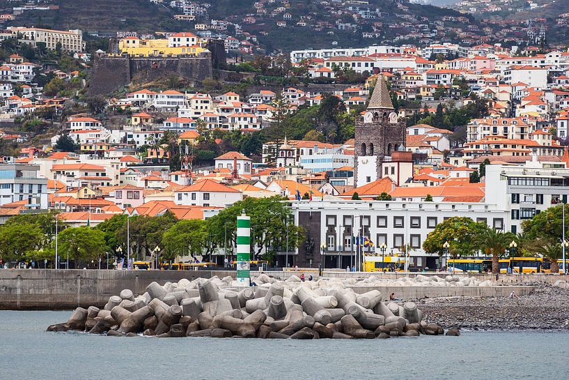 Blick auf die Stadt Funchal auf der Insel Madeira par Rico Ködder