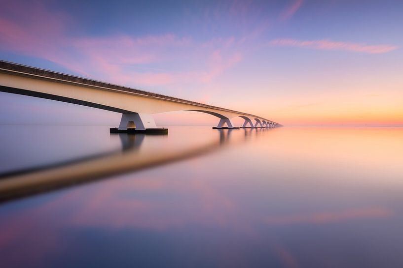 Le pont de Zeeland pendant un lever de soleil calme par Ellen van den Doel