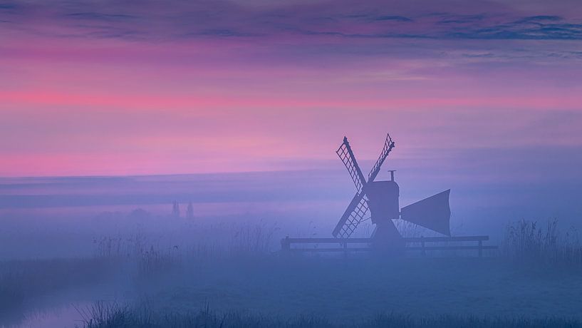 Poldermühle im Morgengrauen in der Ebene von Gerrit Bikker