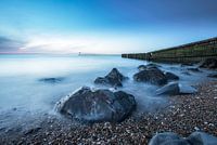 Meerblick mit Steinen und Steg