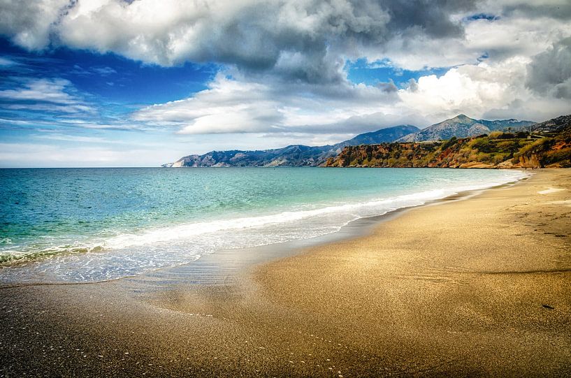 Grande plage de sable solitaire avec chaîne de montagnes et paysage de nature nuageuse par Dieter Walther