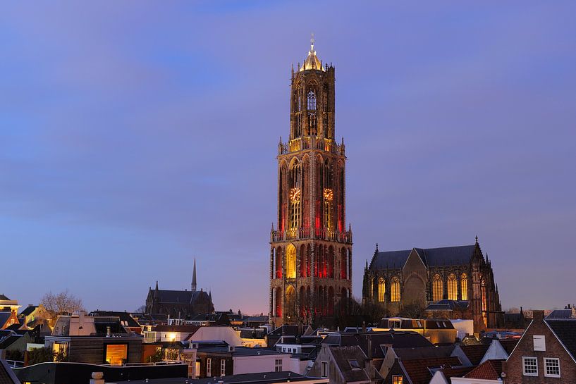 Stadtbild von Utrecht mit rot-weißem Domturm, Foto 2 von Donker Utrecht