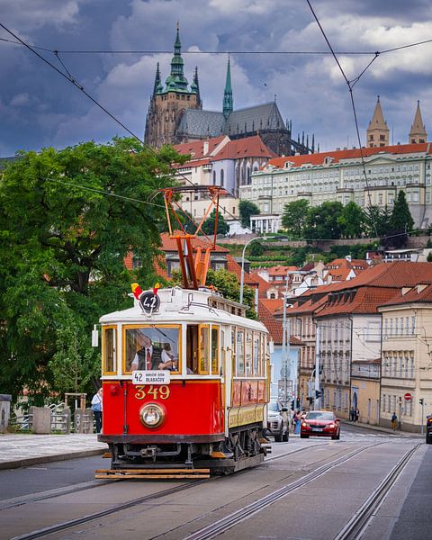 Tram in Praag (1) van Goos den Biesen
