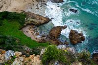 Interaction entre le sable, les rochers et la mer