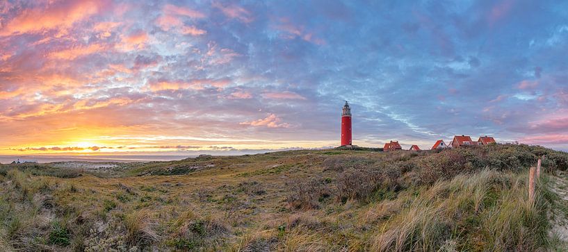 Texel Leuchtturm bei Sonnenuntergang. von Justin Sinner Photography (Fotograf auf Texel)