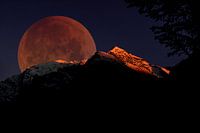 La lune rouge au-dessus de la montagne