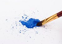 Peinture bleue au pinceau