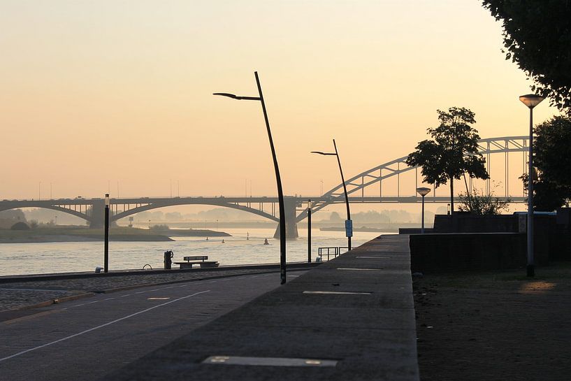 Lever du soleil sur le Waal par Charlie Moulin