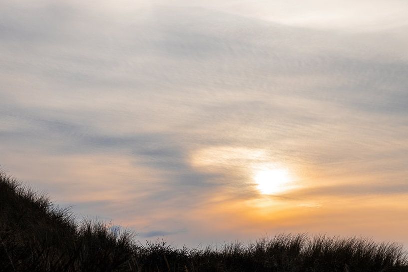 Sonnenuntergang vor einem Rand aus Strandhafer von Simone Janssen