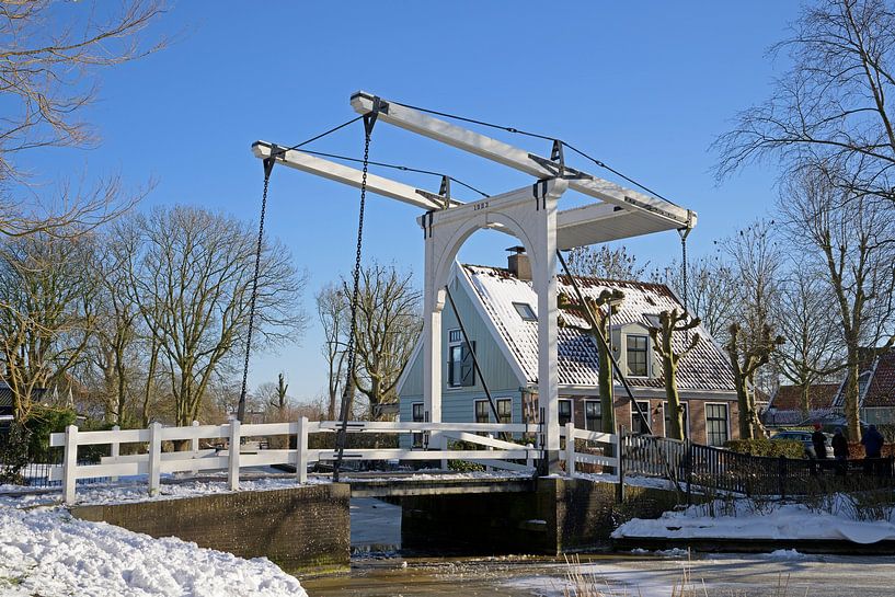 Zugbrücke in Zuiderwoude im Winter von Barbara Brolsma