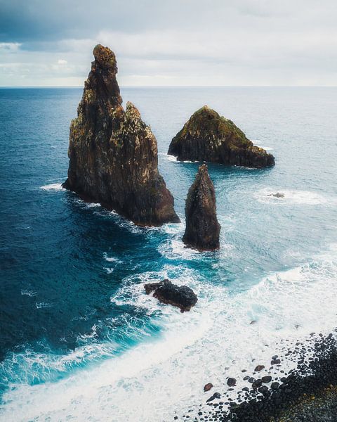 Felsen im Meer bei Madeira. von Roman Robroek – Fotos verlassener Gebäude