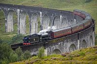 Harry Potters Hogwarts Express über das Glenfinnan-Viadukt in Schottland