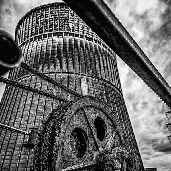 urbex-Kühlturm von außen von okkofoto