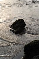 Un rocher dans l'eau