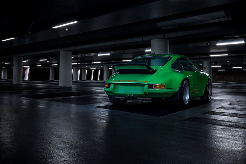 Porsche 911 en arrière-plan dans un parking par Gerlach Delissen