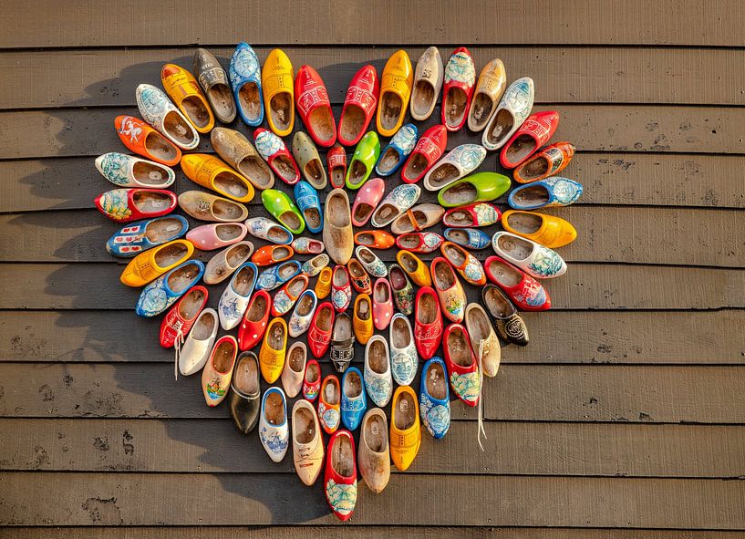 Das Herzsymbol aus Holzschuhen, Zaandam, , Nordholland von Rene van der Meer