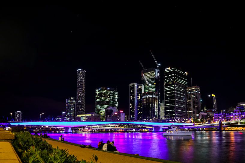 Des lumières colorées la nuit le long de la rivière Brisbane par Ginkgo Fotografie