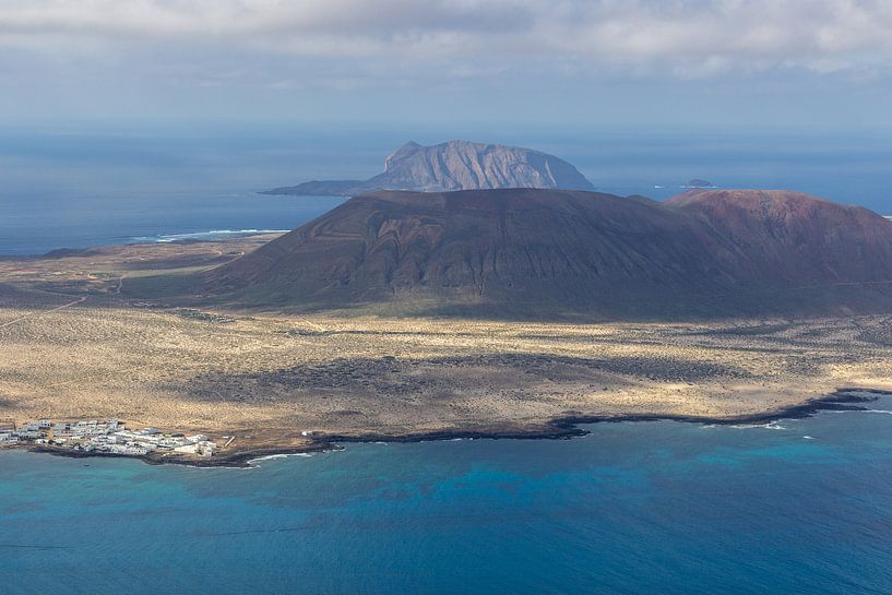 Vue panoramique de l'île La Graciosa depuis le point de vue Mirador del Rio sur l'île Lanzarote par Reiner Conrad