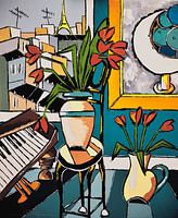 Tulpen am alten Klavier, mit Bild mit blauen Orangen, über den Dächern von Paris