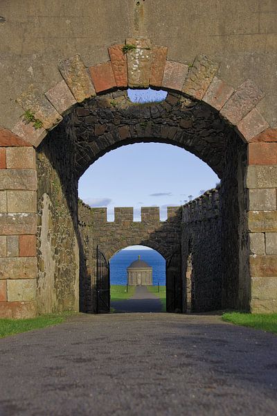 Kasteel met doorkijkje naar de zee van Hannon Queiroz