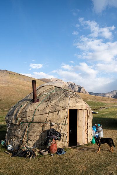 Jurte mit Hund in Chatyr Kul von Mickéle Godderis