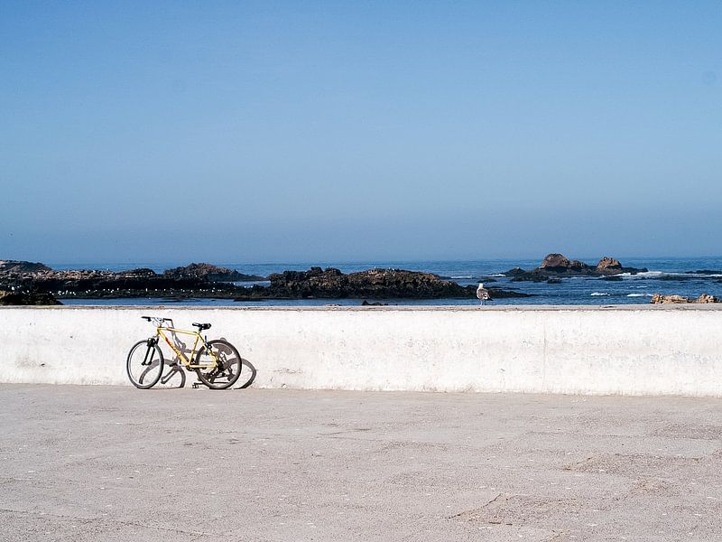 Blick von einem verlassenen Fahrrad auf dem Boulevard in Südafrika von Stories by Pien