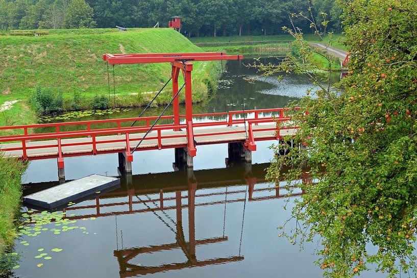 Wassergraben mit Zugbrücke in Bourtange, Groningen von Rini Kools