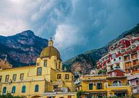 Dunkle Wolken über Positano, Italien
