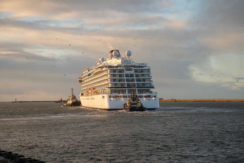 Cruise ship leaves IJmuiden by scheepskijkerhavenfotografie