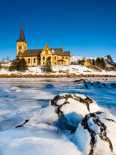 Vagan Kirche, Lofotkatedralen auf den Lofoten Inseln in Norwegen an zugefrorenem Fluss im Winter bei von Robert Ruidl