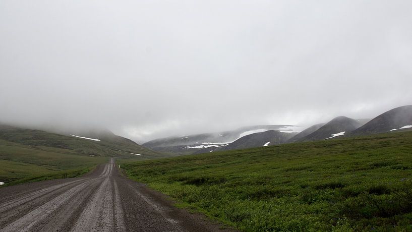 Schlammstraße zum nebligen Horizont von Mel van Schayk