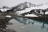 Surrealistisches Bild eines verlassenen Wintersportortes