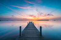 Une vue paisible depuis la jetée sur l'eau