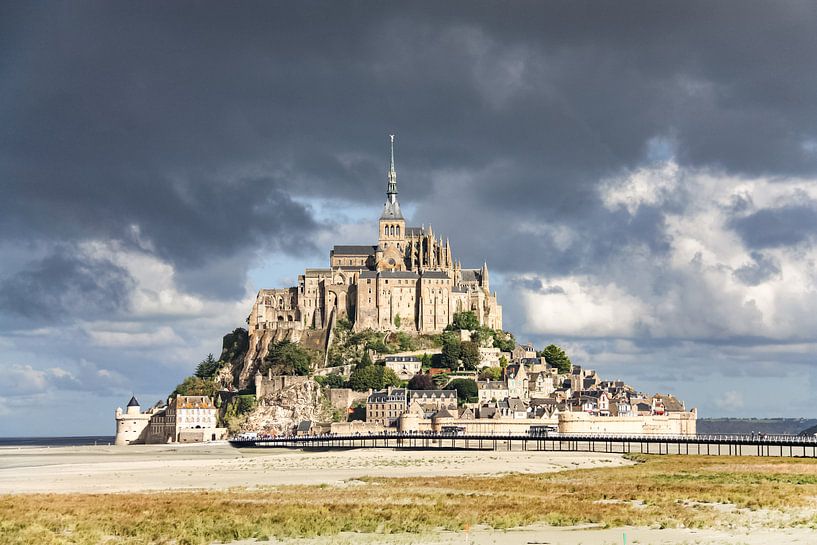 Le Mont Saint-Michel avec ses nuages noirs par Martijn Joosse
