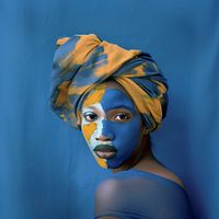 Faszinierende Frau mit blauer und gelber Gesichtskunst und Turban