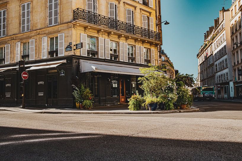 Eine Straße in Paris an einem schönen Sommertag. von Lima Fotografie