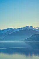 Der See Oppstrynsvatnet in Norwegen in den Morgenstunden.